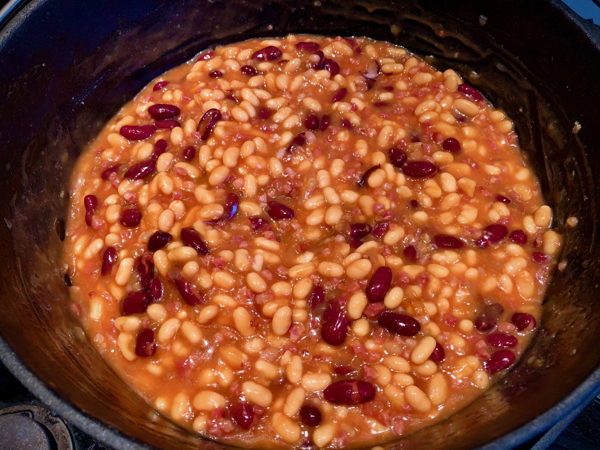 Baked Beans aus dem Dutch Oven Big J's BBQ