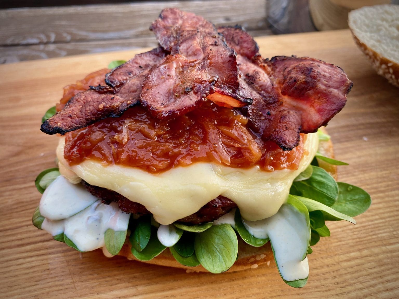 Mia san Burger! Der bayerische Burger aus Bratwurstbrät mit BBQ