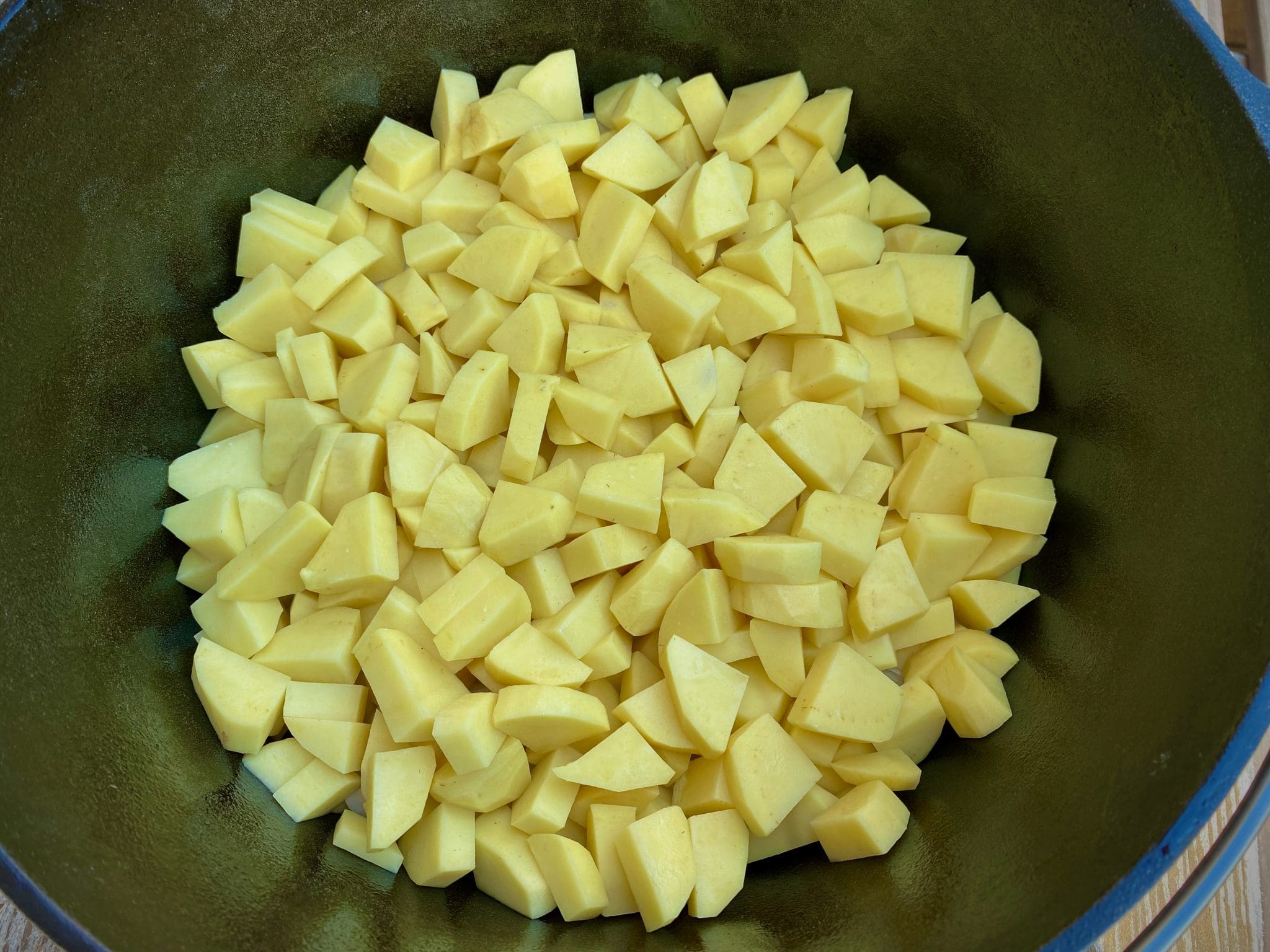 Ganzes Hähnchen mit KnoblauchKartoffeln und Rosmarin aus dem Dutch