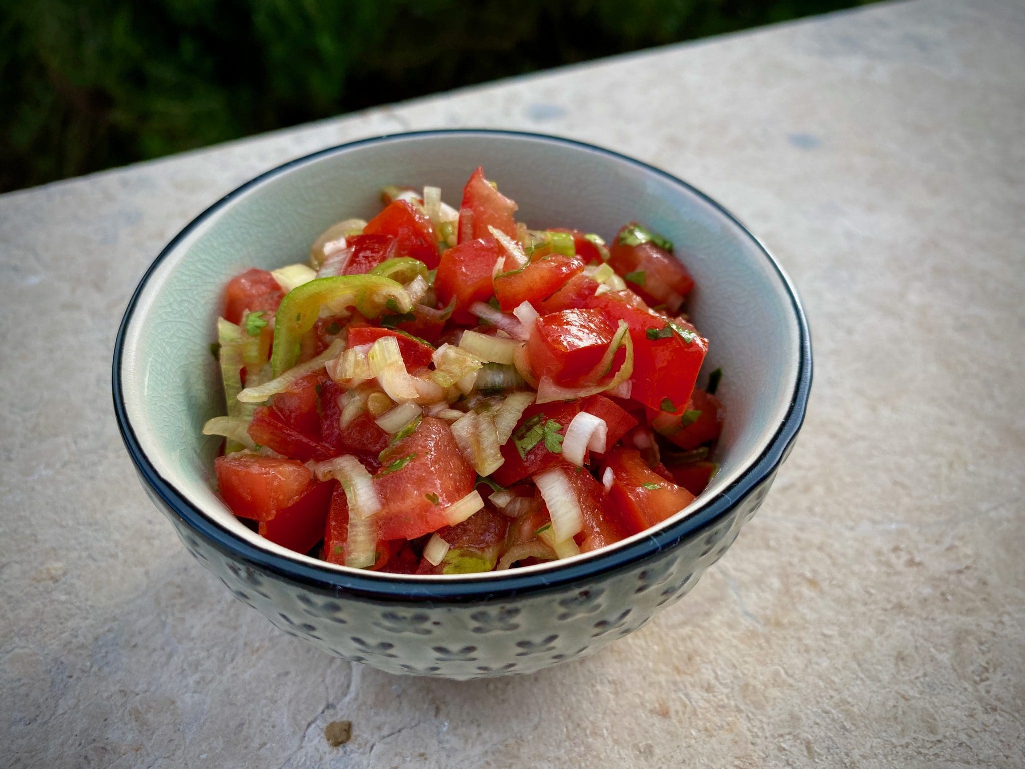 Gegrillte Avocado mit TomatenKorianderSalsa zum Löffeln lecker