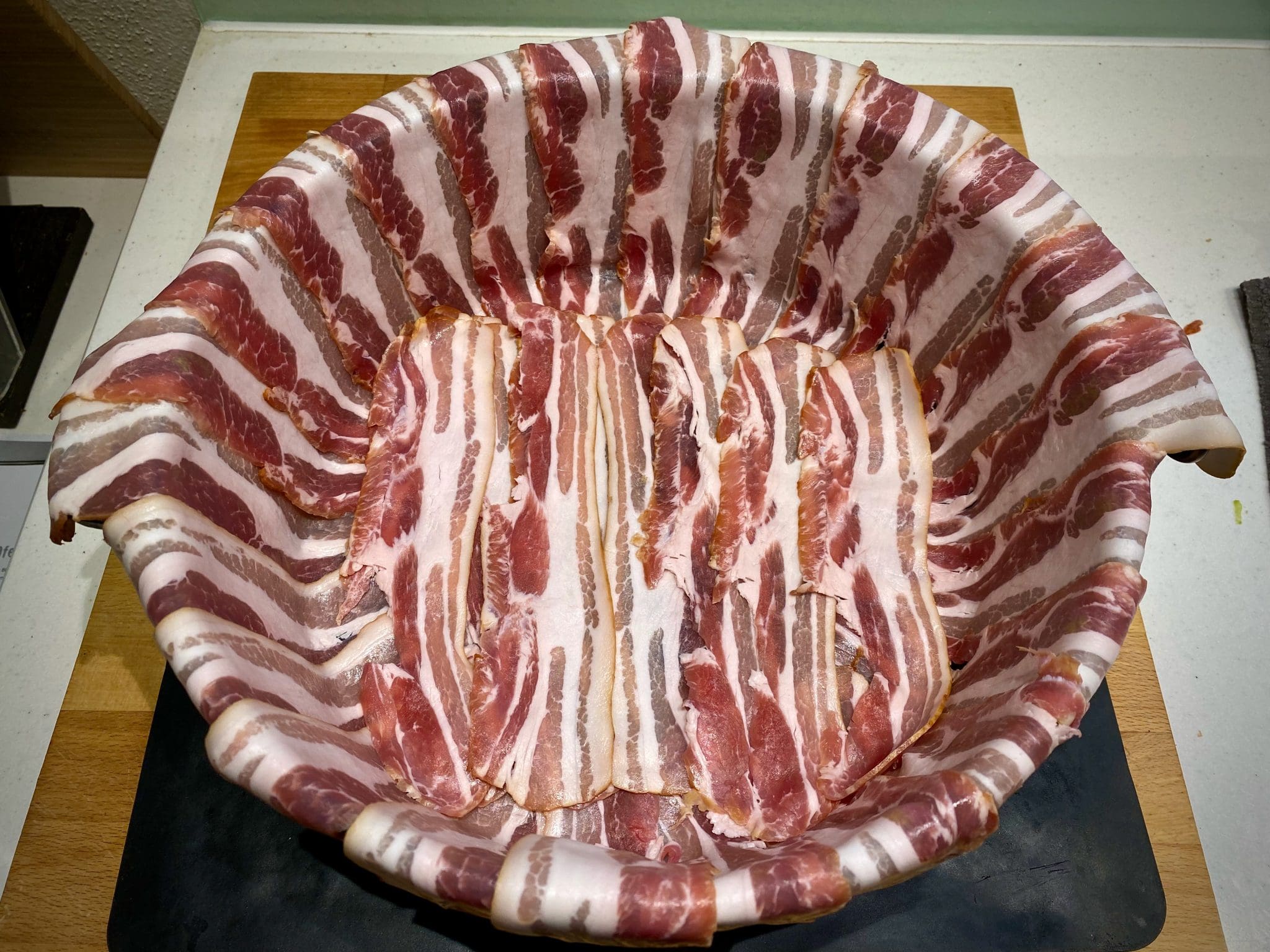 Bacon Bomb griechische Art aus dem Dutch Oven Big J's BBQ