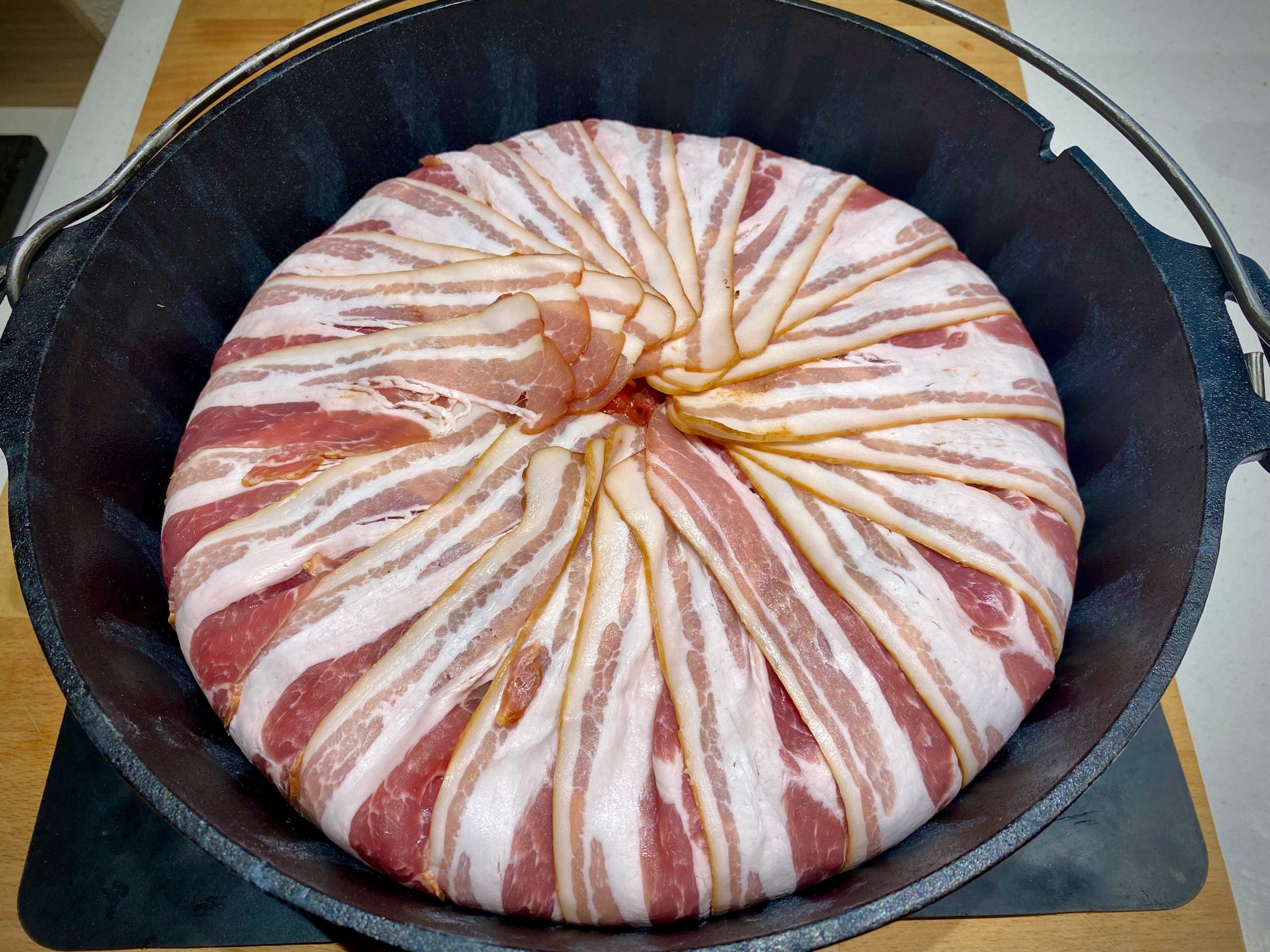 Bacon Bomb griechische Art aus dem Dutch Oven