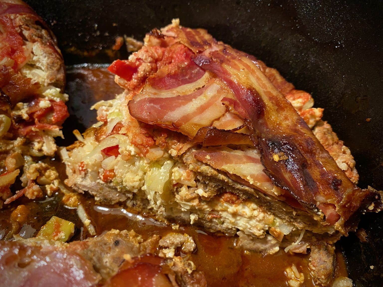 Bacon Bomb griechische Art aus dem Dutch Oven Big J's BBQ