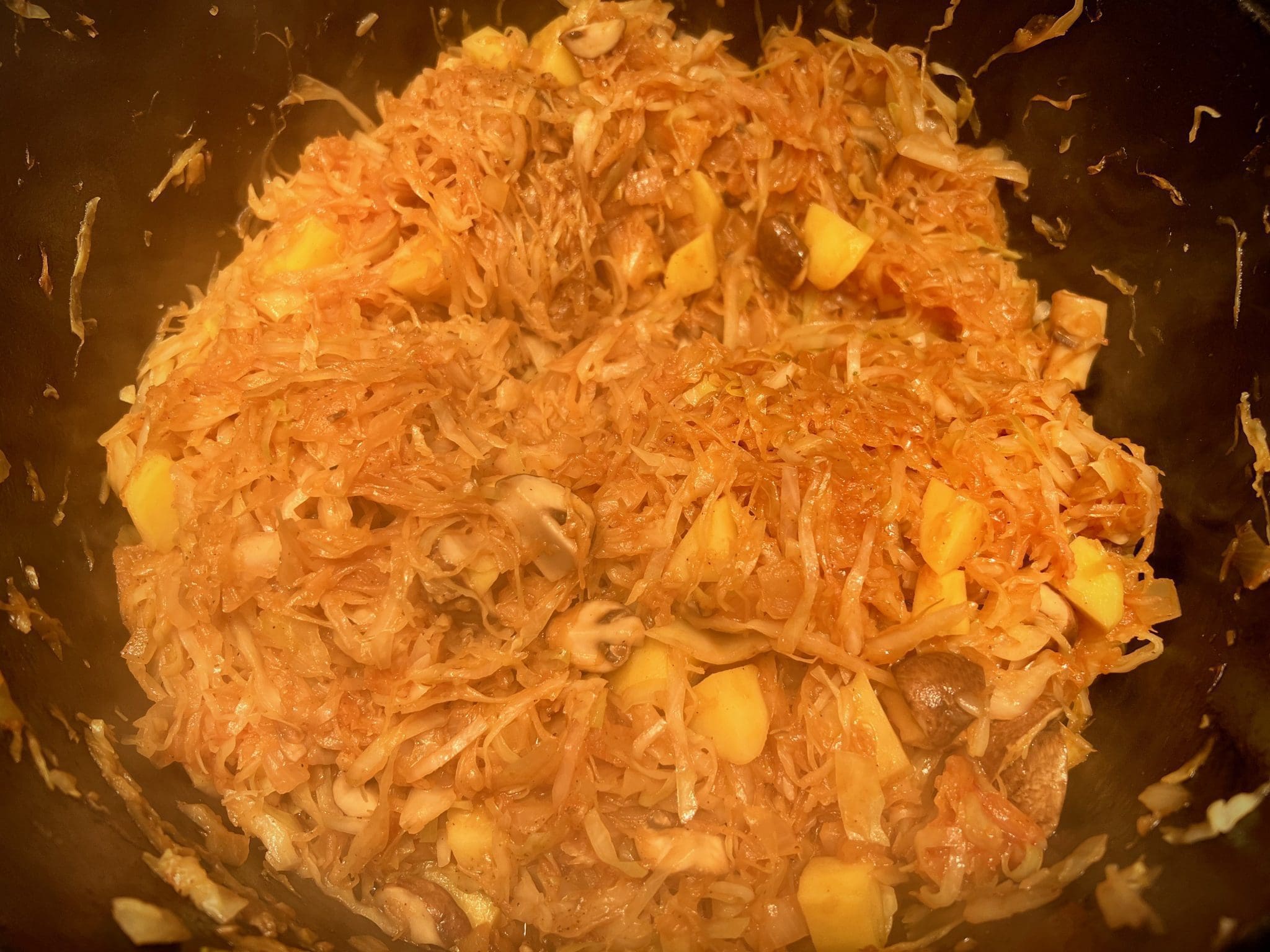 Bigos - das polnische Nationalgericht - Sauerkrauteintopf aus dem Dutch ...