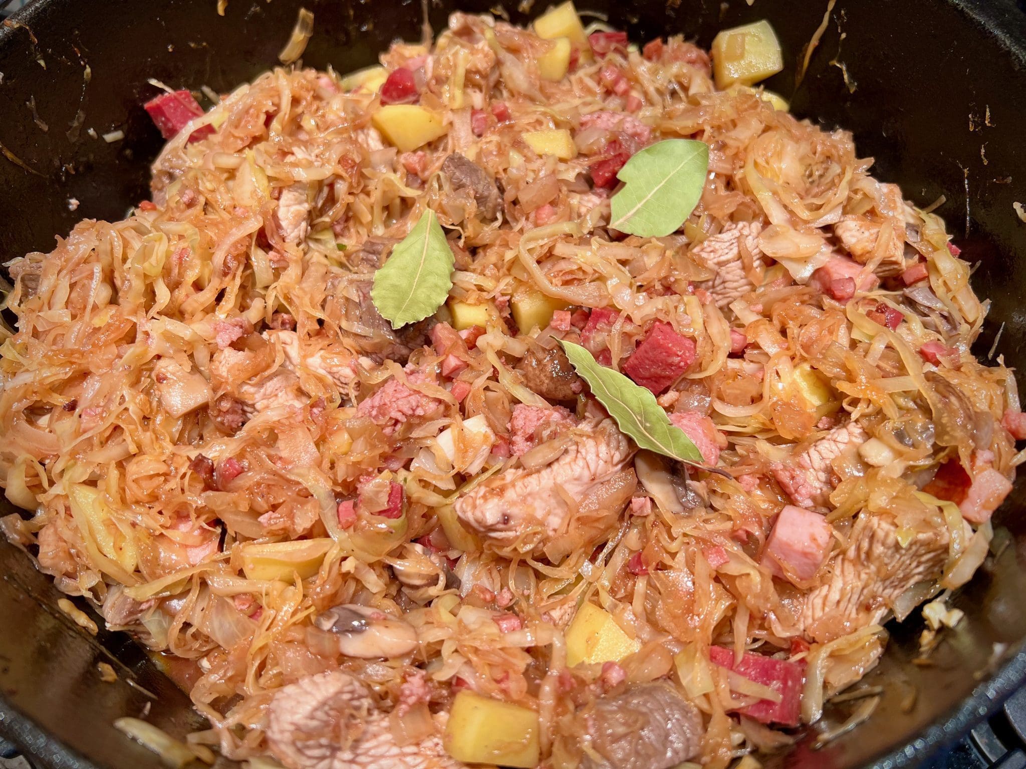 Bigos - das polnische Nationalgericht - Sauerkrauteintopf aus dem Dutch ... Bigos - das polnische Nationalgericht - Sauerkrauteintopf aus dem Dutch ...