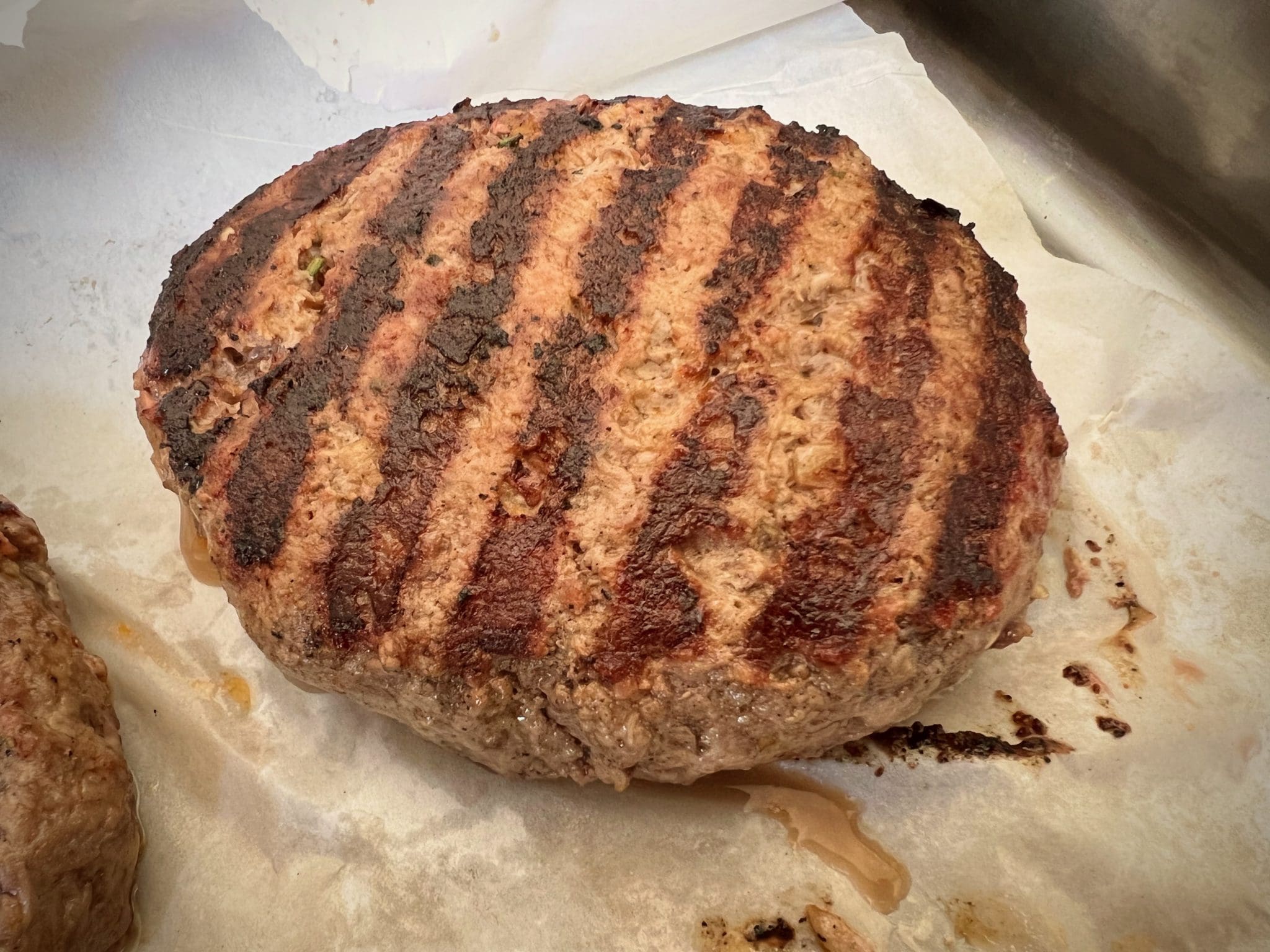 Bifteki - Griechisches Hacksteak mit Hirtenkäse, Paprika und Tomate ...