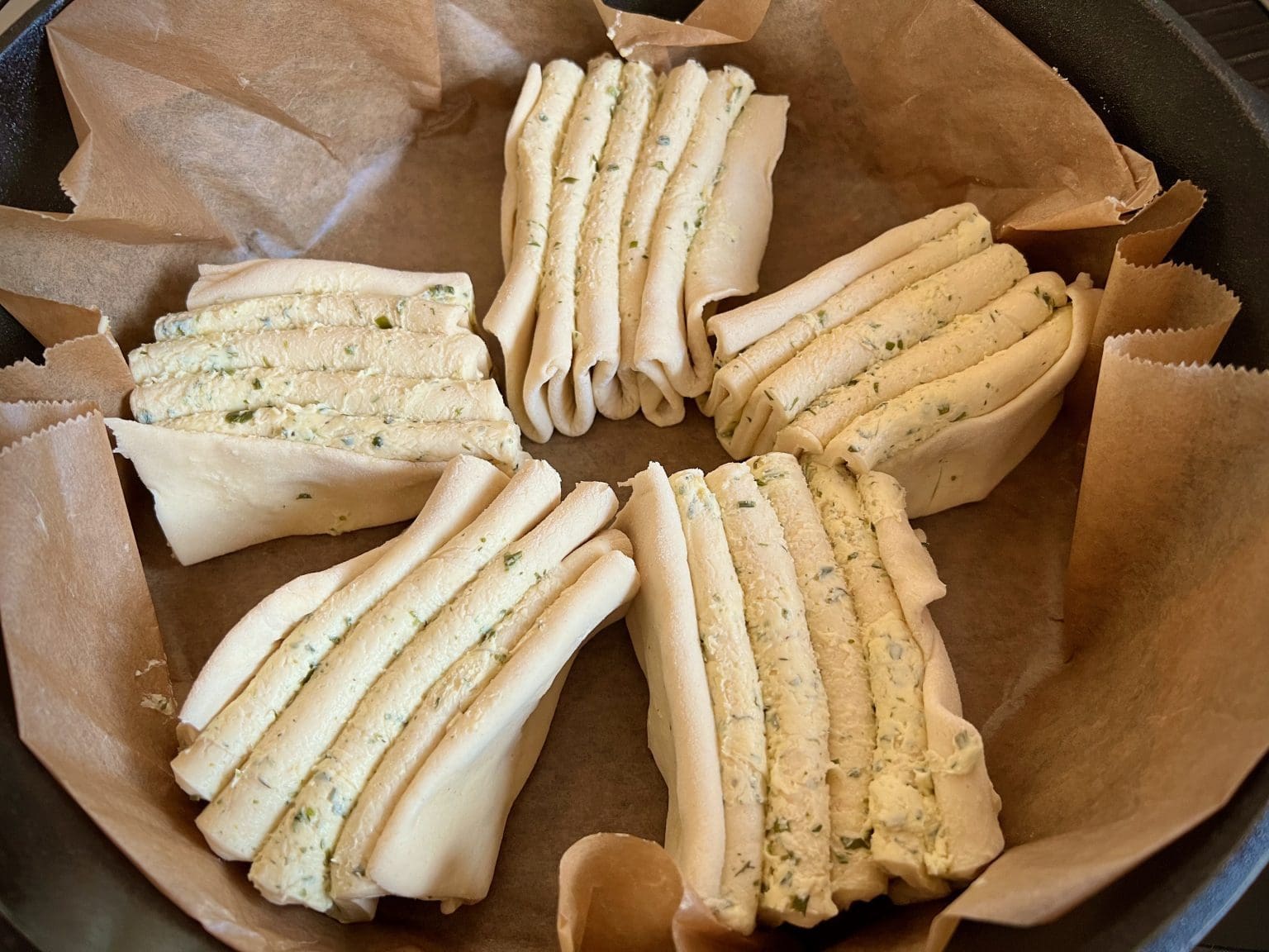 KräuterZupfbrot oder KräuterFaltenbrot aus dem Dutch Oven Big J's BBQ