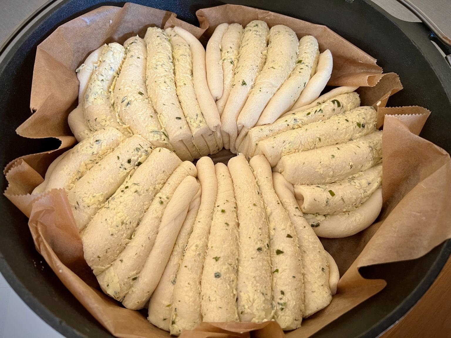 KräuterZupfbrot oder KräuterFaltenbrot aus dem Dutch Oven Big J's BBQ