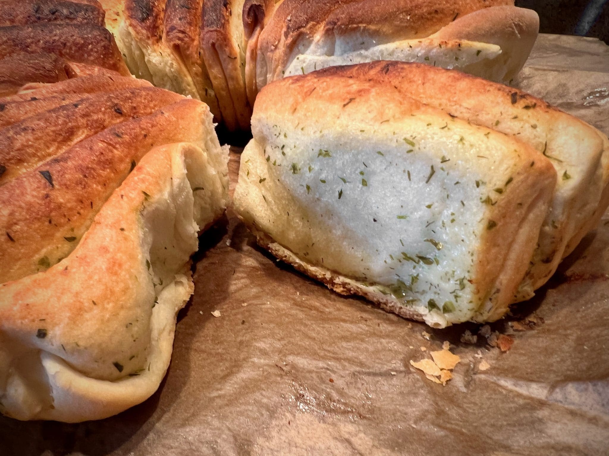 KräuterZupfbrot oder KräuterFaltenbrot aus dem Dutch Oven Big J's BBQ