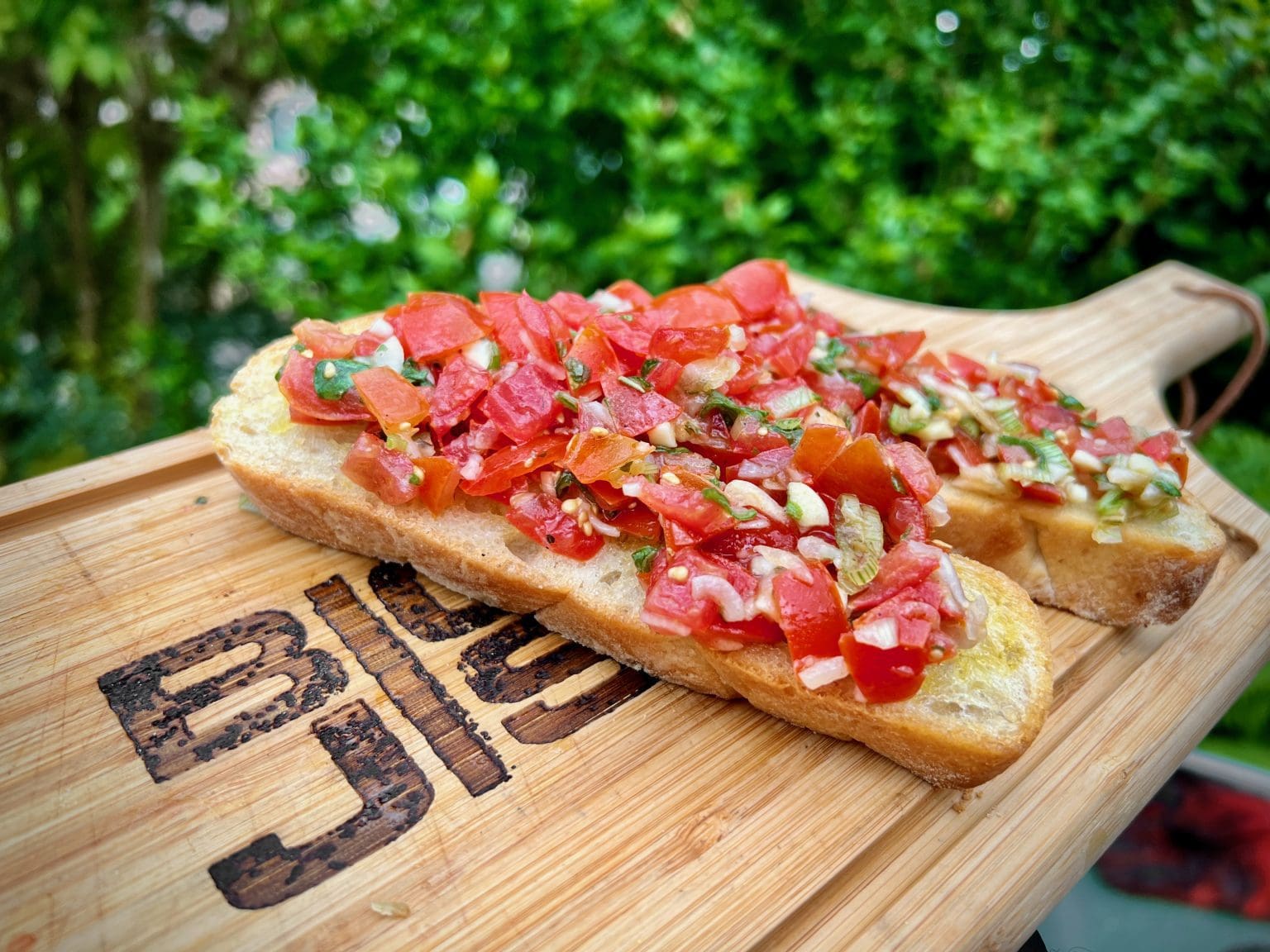 Bruschetta - geröstetes Ciabatta-Brot mit Tomate und Basilikum - Big J ...