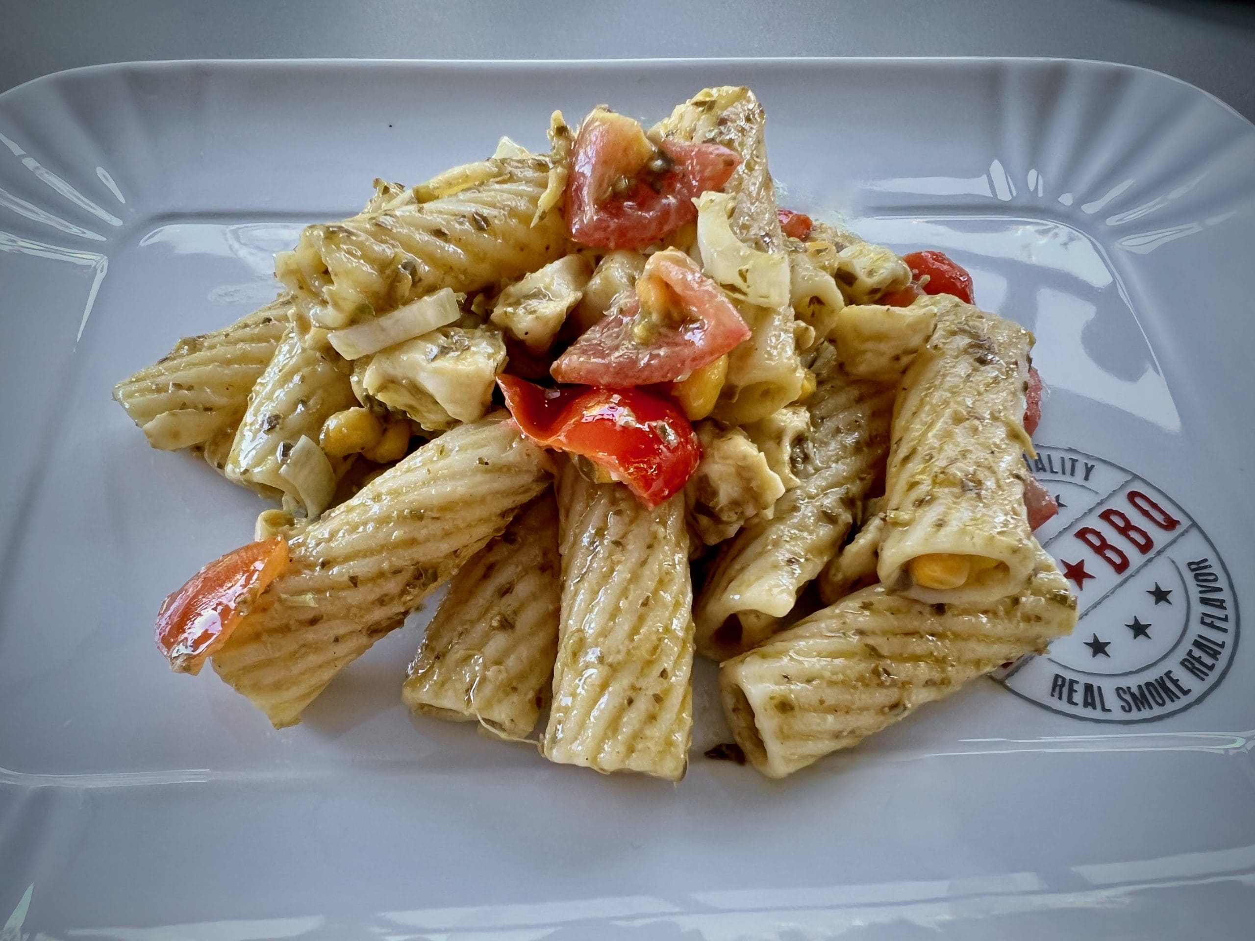 Italienischer Pesto Nudelsalat mit Tomate, Mozzarella und Mais