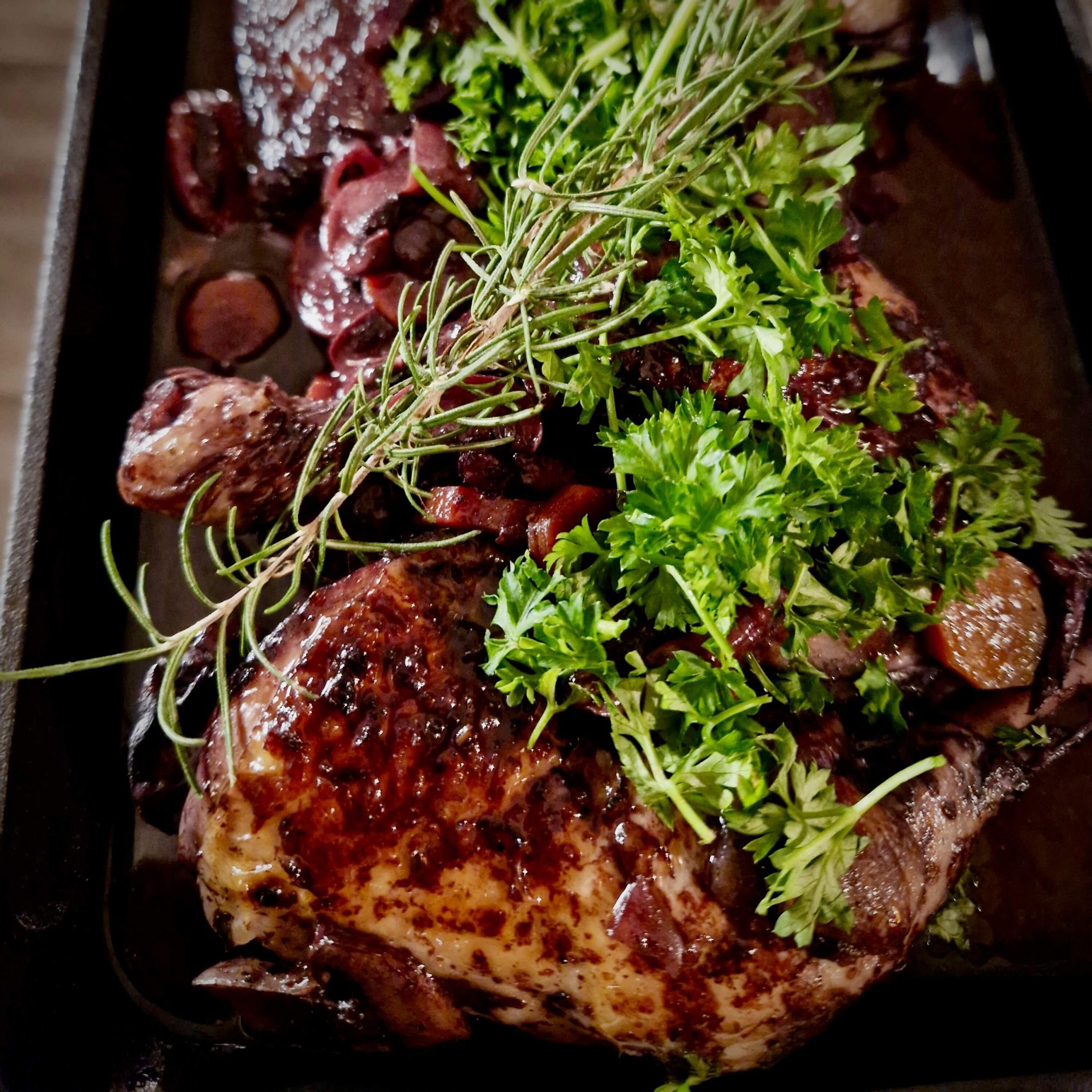 Coq au Vin das französische Nationalgericht der Hahn im Wein aus dem Dutch Oven Big J
