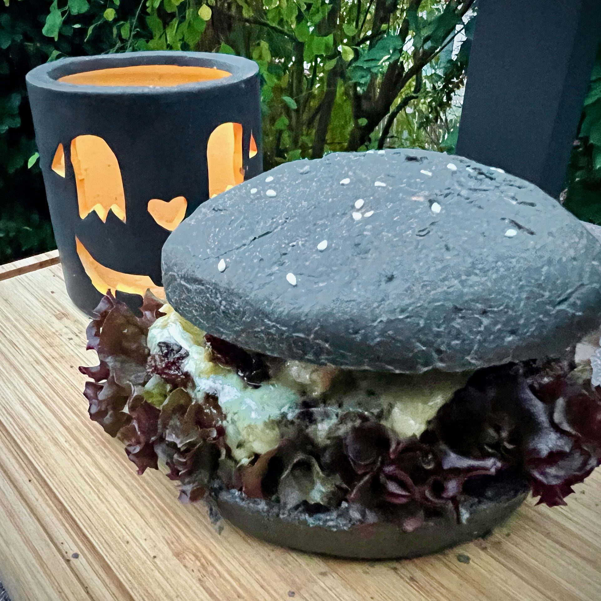 Halloween-Burger mit Dattel-Kürbis-Chutney und Blauschimmelkäse - Big J ...
