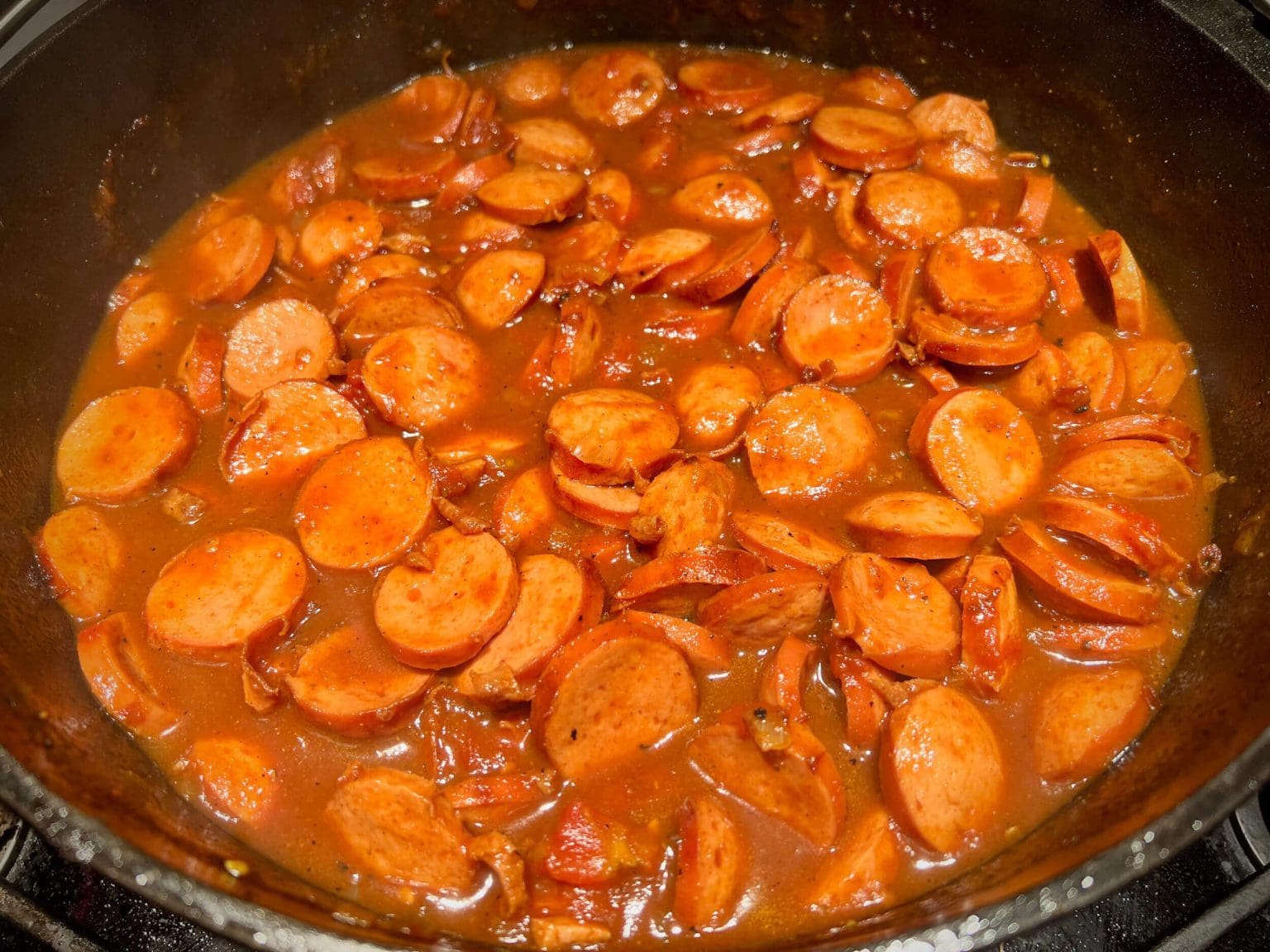 Currywurst mit fruchtig-pikanter Currysauce aus dem Dutch Oven - Big J ...