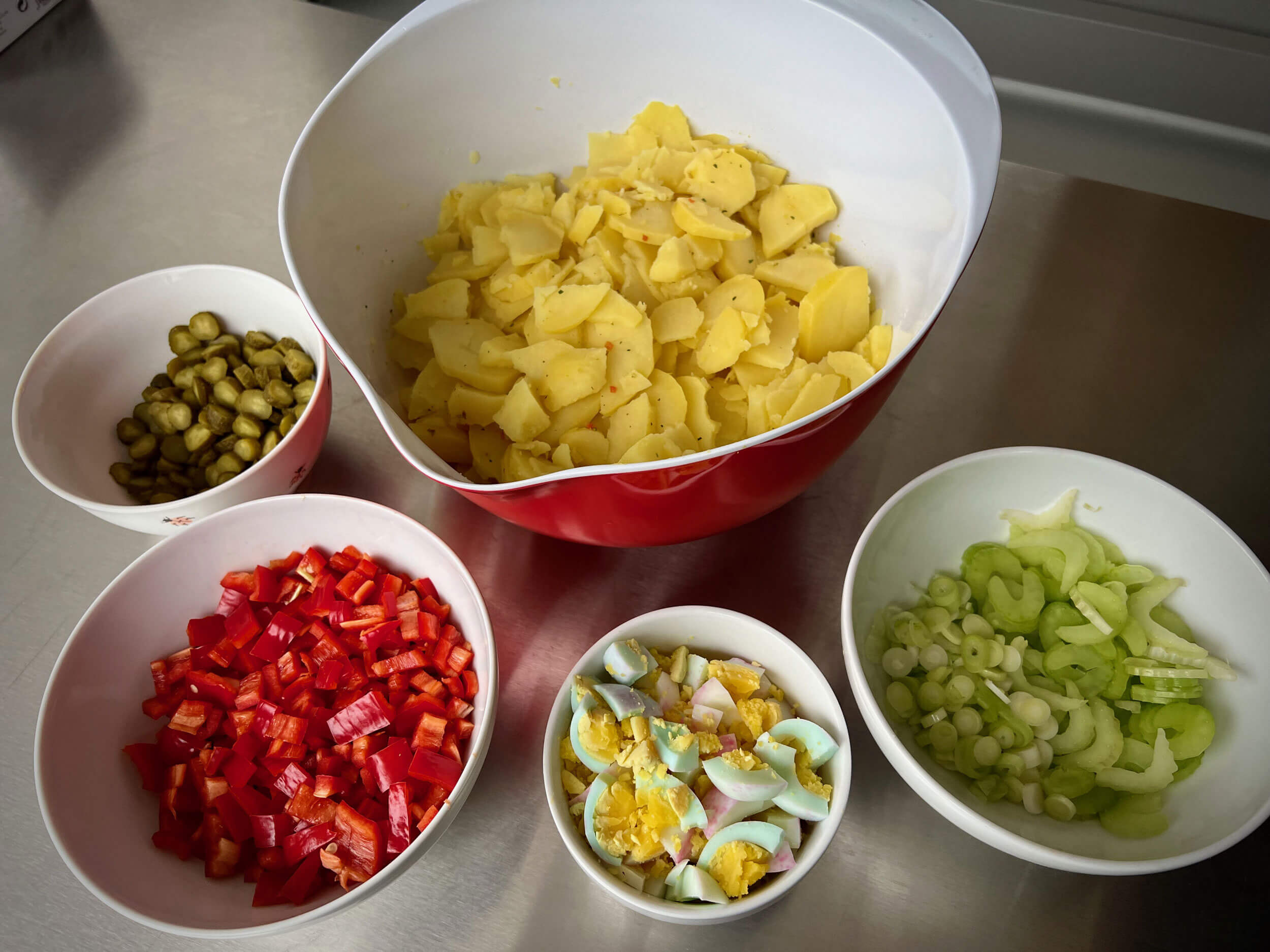 Kartoffelsalat nach amerikanischer Art mit Sellerie, Paprika, Gurke und ...