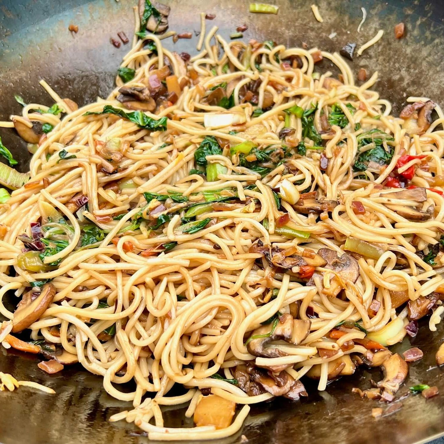 Asiatische-Woknudeln-von-der-Feuerplatte-001