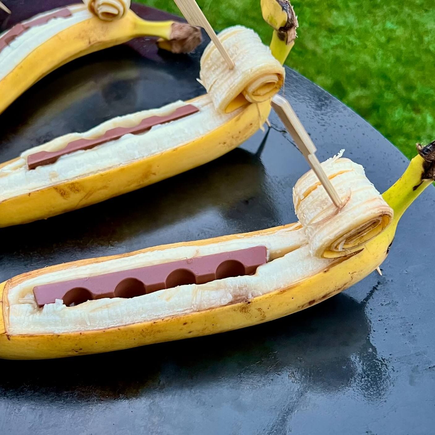 Banane-mit-Kinderriegel-Schokolade-0002
