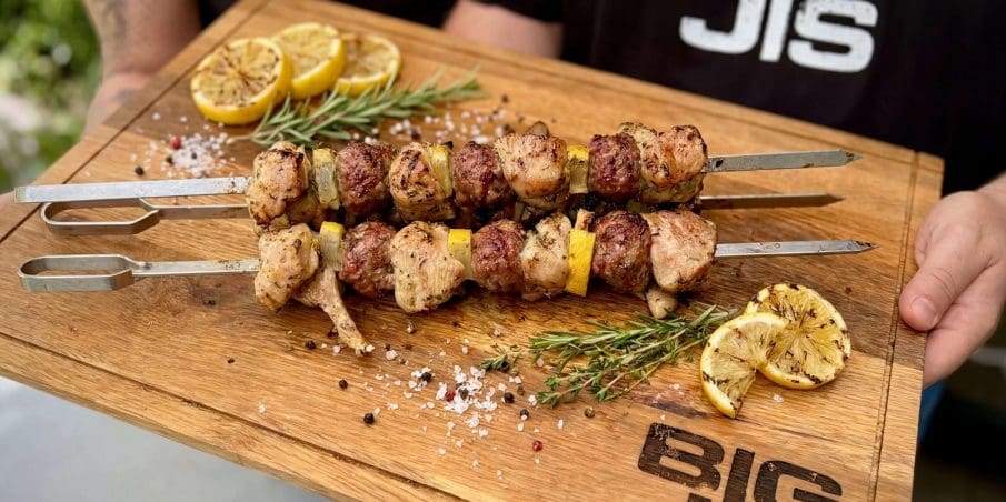 mediterrane-haehnchenspiesse-mit-bratwurstbraet-baellchen-und-zitrone-vom-grill-004